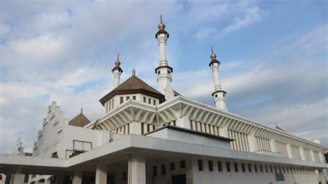 8 Wisata Religi Di Tasikmalaya Masjid Hingga Makam Para Ulama