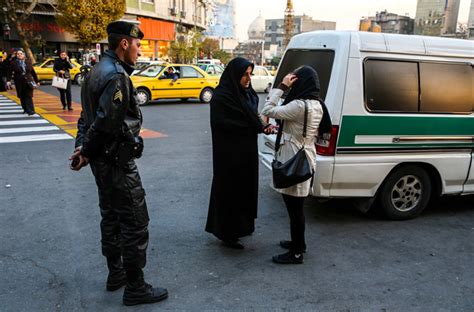 پرت شدن یک زن از ماشین گشت ارشاد فیلم تصویر اقتصاد