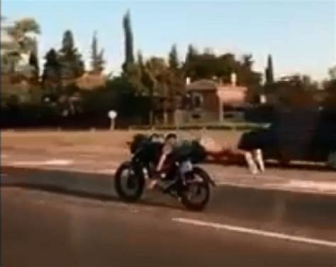 Motociclista Deja Parte Del Cuerpo En La Carretera Por Hacer Piruetas