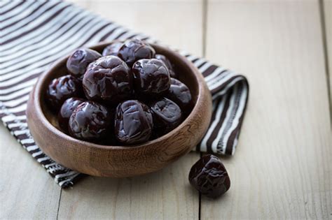 나무 바닥에 말린된 자 두 말린 자두에 대한 스톡 사진 및 기타 이미지 말린 자두 프룬 과일 Istock