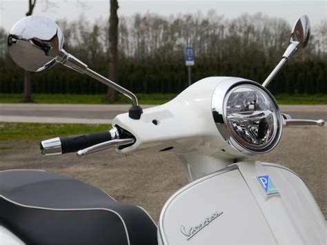 Vespa Gts Super Hpe Bianco De Vespa Garage Modern