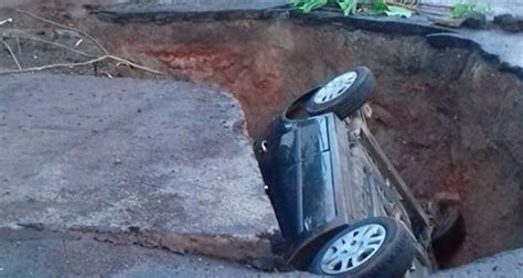 Carro é engolido por cratera na Rua da Ladeira oreporter net