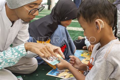 Pelatihan Bahasa Isyarat Antara Foto