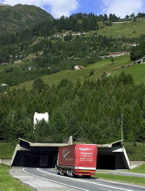 Der längste Tunnel der Welt Durchstich am Gotthard Basistunnel n tv de