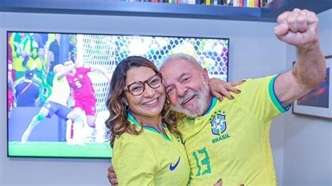 Lula comemora vitória do Brasil na Copa Orgulhoso de vestir a camisa