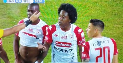 El Futbolista Geisson Perea Ense A Su Pene En Pleno Partido Y Se Vuelve