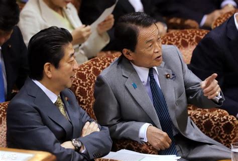 安倍晉三小心 麻生太郎聊天時用手捂嘴可能在說謊 每日頭條