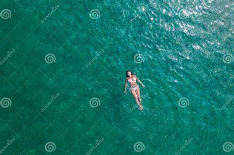 Jeune Nu Belle Femme Sexy Avec Poitrine Nue Allongé Sur Leau De Mer été Vue Depuis Le Haut