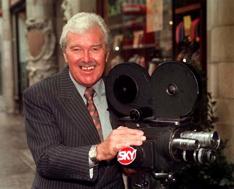 Dickie Davies: Much-loved broadcaster who took fringe sports to the masses