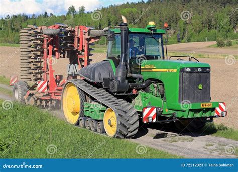 Trattore A Cingoli Di John Deere 9520T E Coltivatore Agricoli