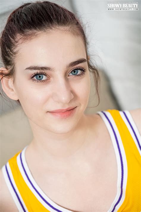 La Adolescente Amateur Gloria Se Despoja De La Ropa De Entrenamiento Para Posar Desnuda Con Las