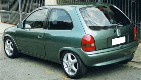 Foto Mostrando A Traseira De Um Chevrolet Corsa Wind Verde