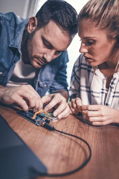 Close Up De Dois Jovens Engenheiros Est O Focados No Reparo De