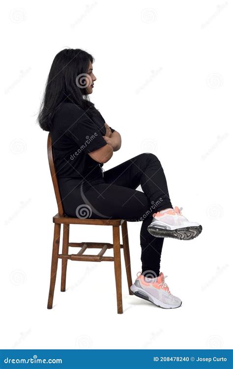 Mujer Latina Sentada Sobre Fondo Blanco Foto De Archivo Imagen De Silla Longitud 208478240