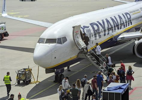 Ryanair easyJet Jet2 TUI i British Airways Najnowsze zasady bagażu