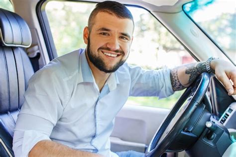 Macho feliz cabelo preto e barba tatuagens na mão vestido