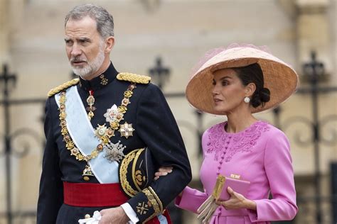 Jornal revela como rainha Letizia se disfarçava para encontrar amante