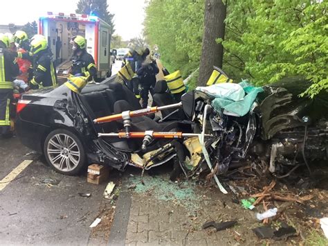 Raser Kracht Mit Pkw Gegen Baum Beifahrer Eingeklemmt Einsatzbericht