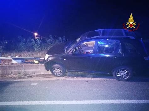 Follonica Esce Di Strada Con L Auto Uomo In Ospedale