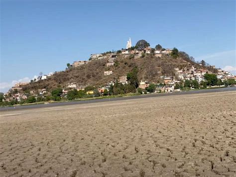 Lago de Pátzcuaro se seca Turistas pueden llegar a Janitzio caminando