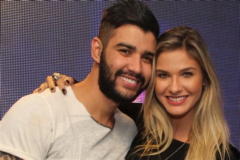 Gusttavo Lima publica foto e ostenta jatinho ao lado de esposa grávida