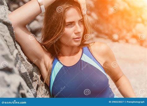 Mar De Viajes De Verano Femenino Feliz Turista En Bikini Azul Disfruta Tomando Fotos Al Aire