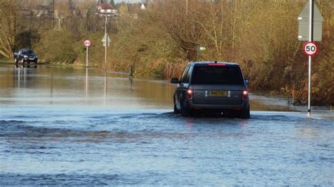 Lincolnshire storm: Roads closed after heavy rain - BBC News