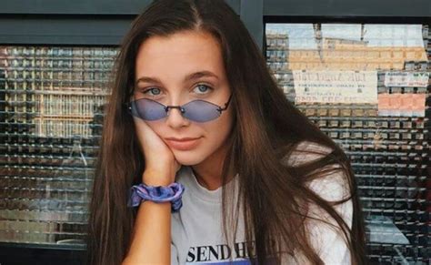 Emma Chamberlain Age, Height, Boyfriend, Net Worth & Pictures - 360dopes