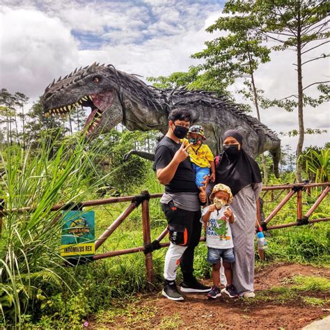 Dino Land Purbalingga Surga Aneka Dinosaurus Di Ruangan Terbuka Yang