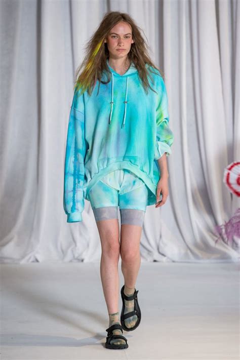 Tie Dye Is Covering The Spring 2019 Runways With Images Tie Dye Fashion Fashion Trending