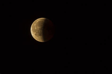 Estas son las impresionantes imágenes de lo que fue el eclipse lunar