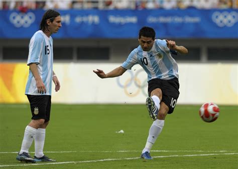 El Día Del Fútbol Hoy Cumplen Años Messi Y Riquelme El Gráfico