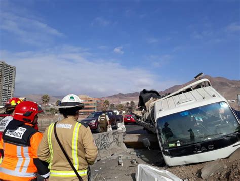 Cami N Desbarranc En Antofagasta Tras Chocar Con Barrera De Contenci N