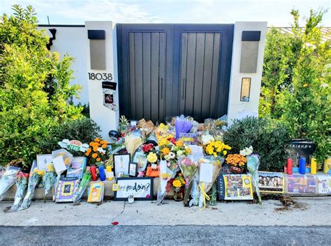 Matthew Perry S Grave Stripped Of Flowers And Tribute Days After Hot