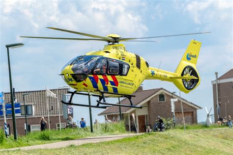 Traumahelikopter Landt Bij IHC In Kinderdijk Voor Medische Noodsituatie