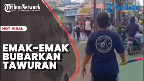 Emak Emak Bubarkan Anak Anak Mau Tawuran Pakai Sapu Youtube