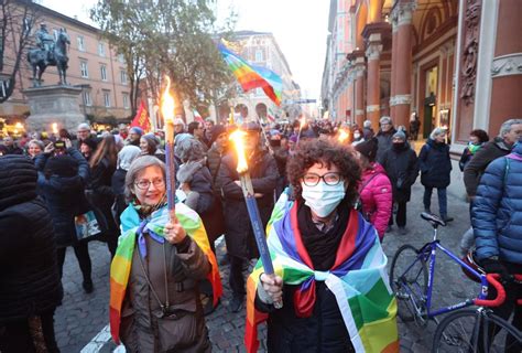 In Tremila Marciano Per La Pace A Bologna Con Zuppi E Landini No A