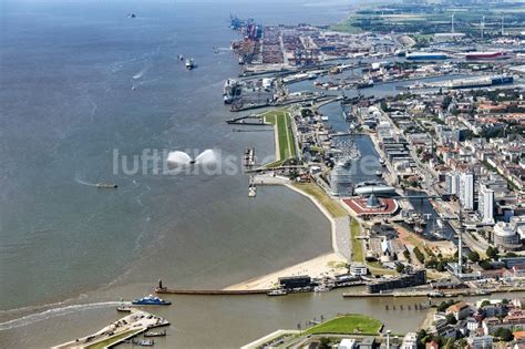 Bremerhaven aus der Vogelperspektive Hafenanlagen an der Meeres Küste