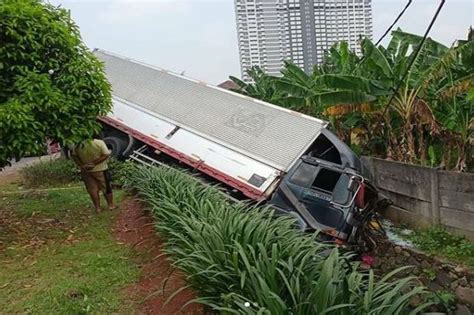 Hilang Kendali Truk Kontainer Terperosok Ke Parit Ring Road Cengkareng