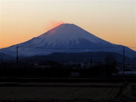 強烈な北風で吹き飛ばされた雪煙が夕日に染まってる夕焼け富士山の写真画像2012年12月10日 クソみてえなウンコのアメブロゆるキャラ