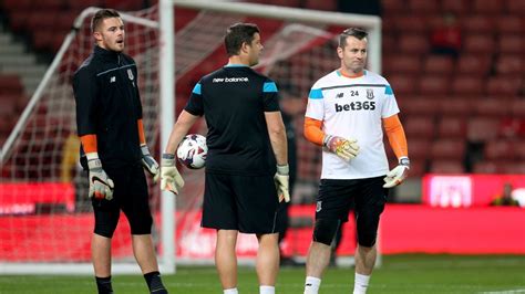 Jack Butland injury leaves Stoke boss Hughes with big call - ESPN