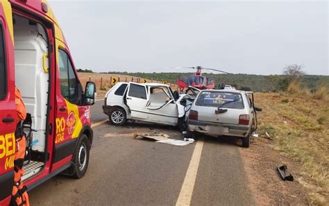 Motoristas Morrem Após Carros Baterem De Frente Em Rodovia De Goiás