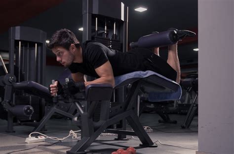 How To Do A Leg Curl Benefits Variations Precaution Cult Fit