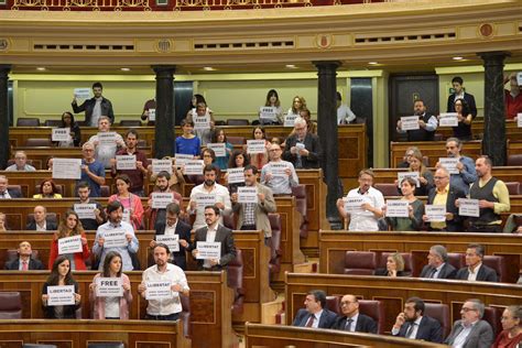 Podem ERC I PDeCAT Mostren Cartells Demanant Llibertat Presos