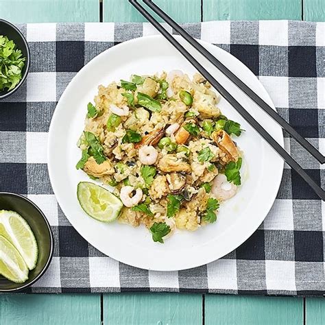 Fried rice med räkor musslor och blomkål Recept ICA se