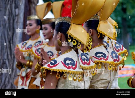 Aug Moscow Festival Of Indonesia Indonesian National Costume