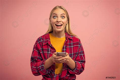 Blonde süße Mädchen tippt eine Nachricht mit ihrem Foto vorrätig Crushpixel