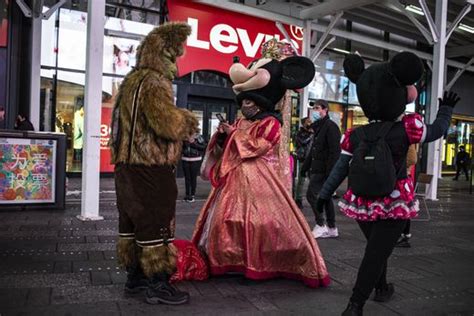 Naked Cowboy And Times Square Characters Are Left Without Crowds In The Covid Pandemic Vox