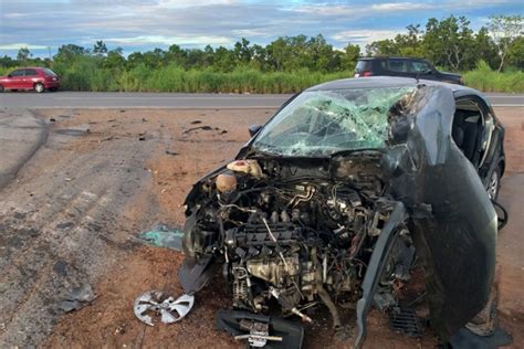 MidiaNews Grave Acidente Carreta Deixa Motorista Ferido Na Guia