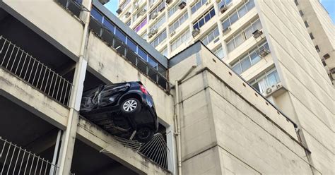 G1 Carro fica pendurado em garagem de prédio em Juiz de Fora